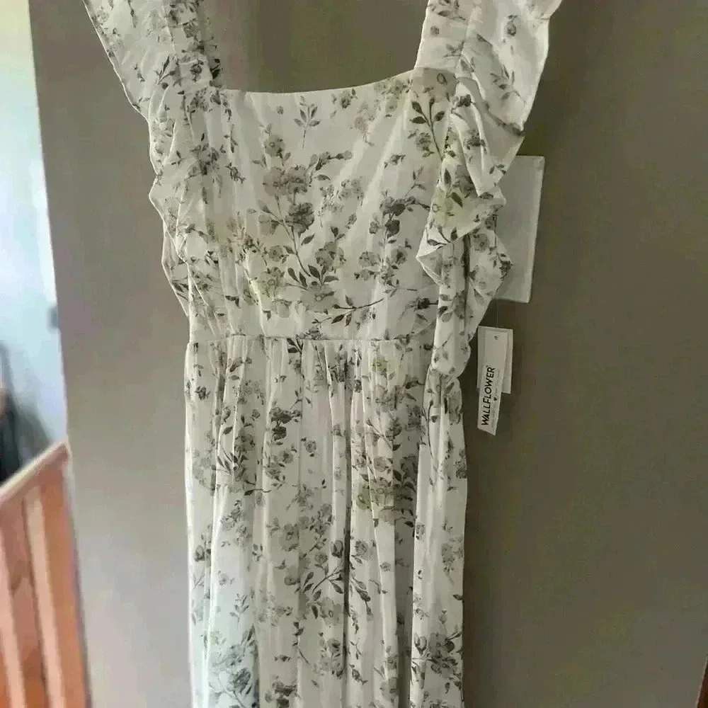 Wallflower dress soft lightweight material - Picture 2 of 4